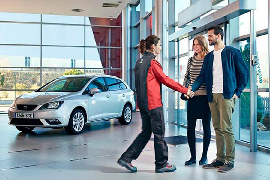 pareja comprando coche