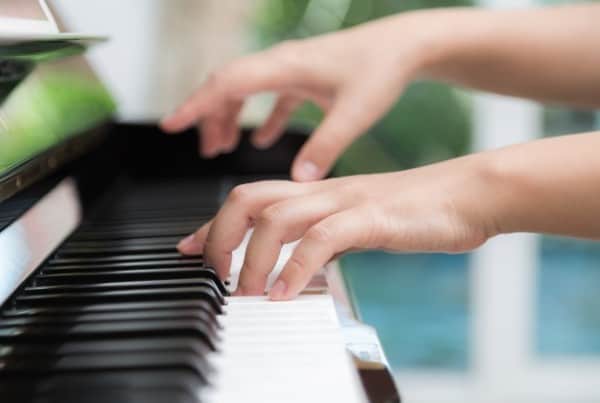 chica tocando el piano